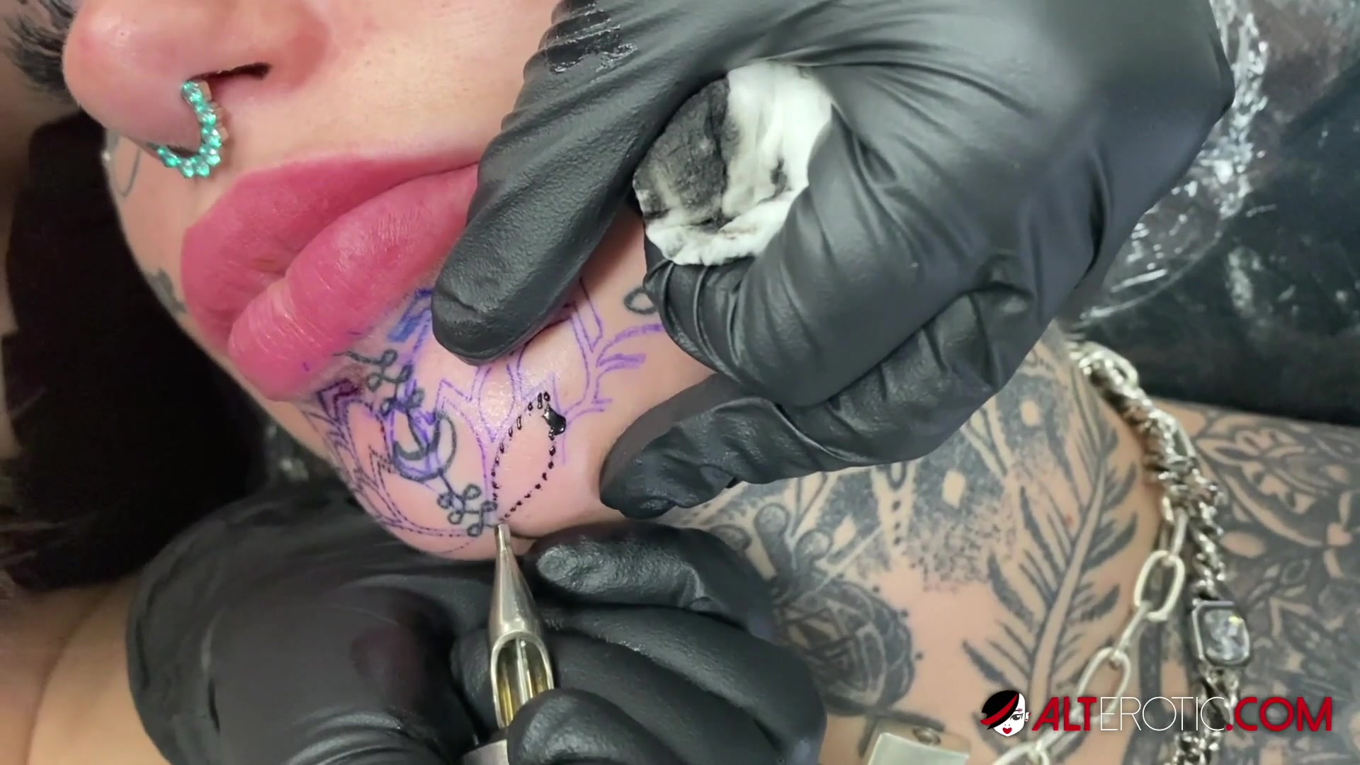 Amber Luke Getting a Chin Tattoo