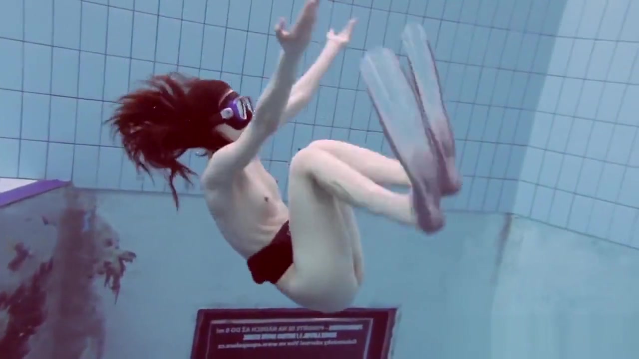 Cheh sexy redhead naked swimming