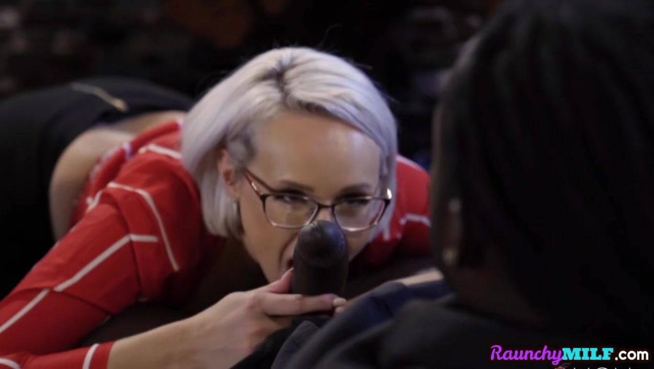 Bigass booty milf rides in interracial duo after fellatio
