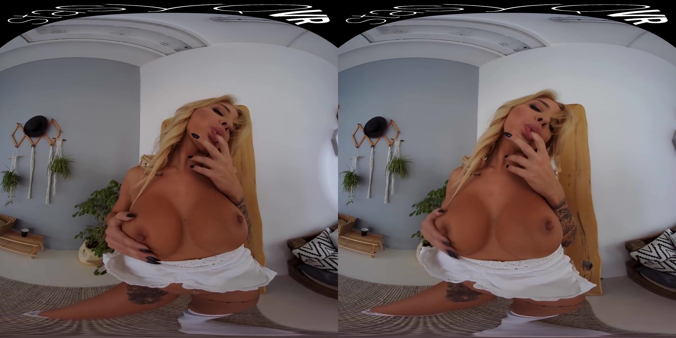 Bombshell in Bed - StasyQVR