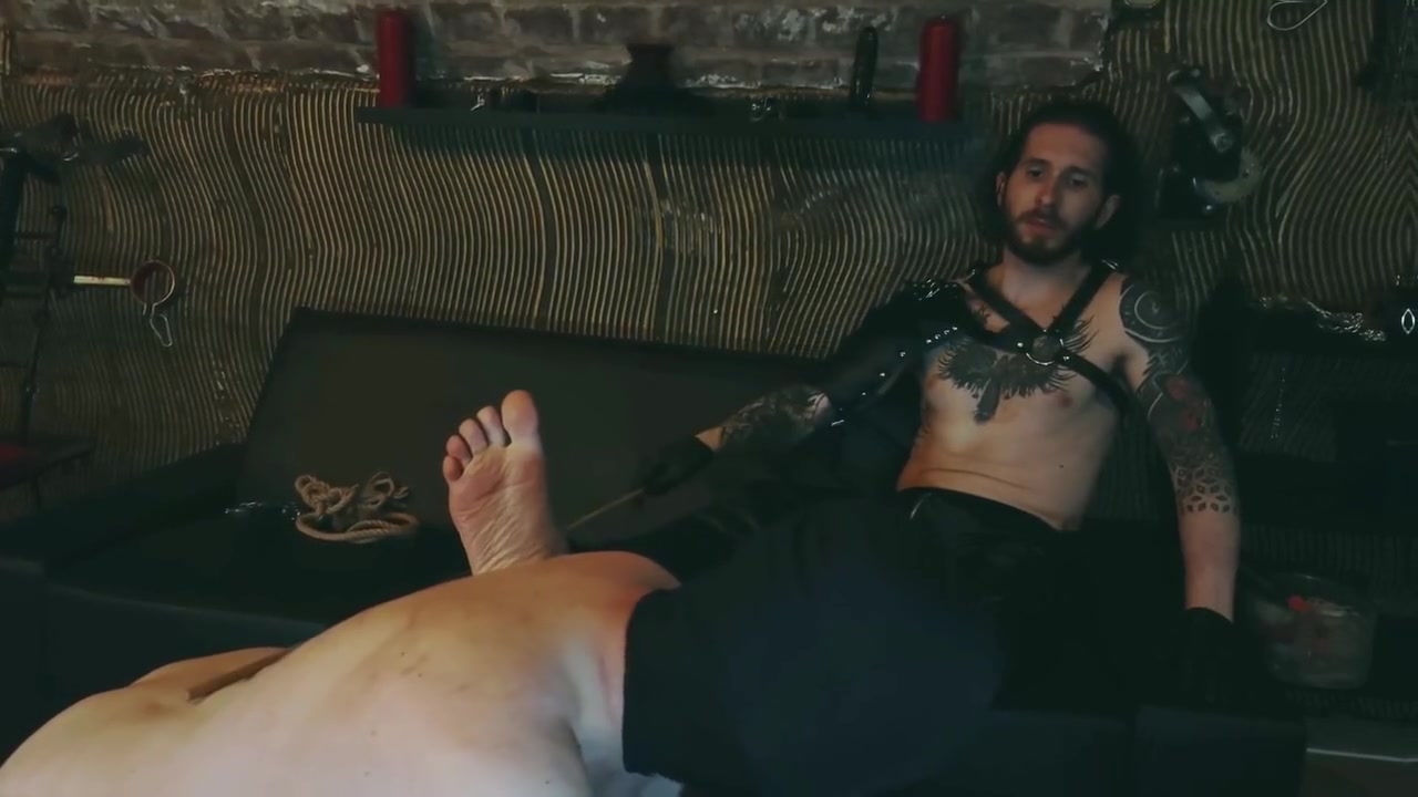 Dungeon Foot Worshiping With Leather Master