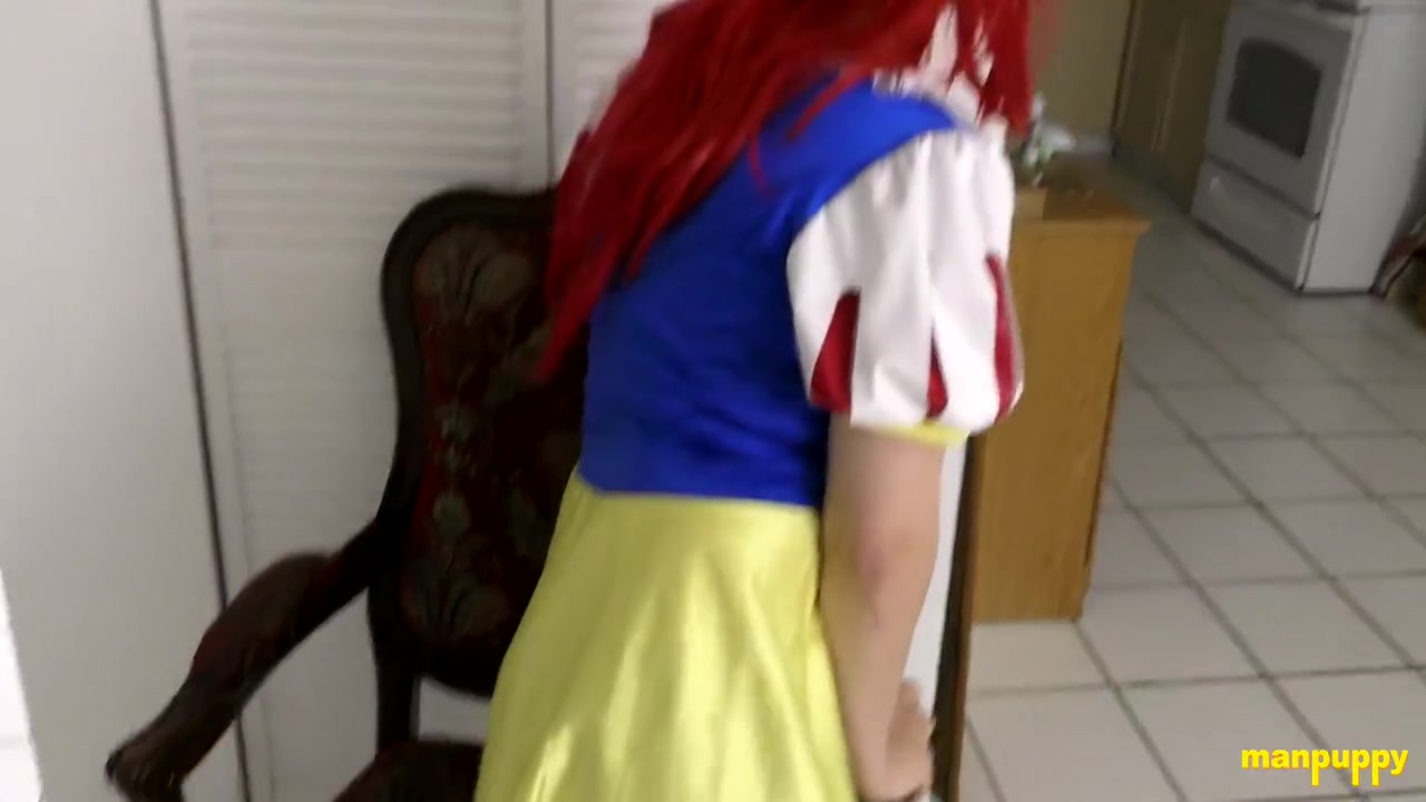 Elis Ataxxx In Kinky Wears A Princess Dress And Shows