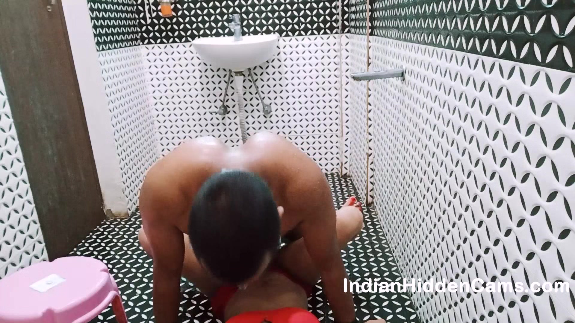 Married Indian Couple On Vacation Having Sex While Taking Shower In Desi Oyo Hotel - Hindi Audio