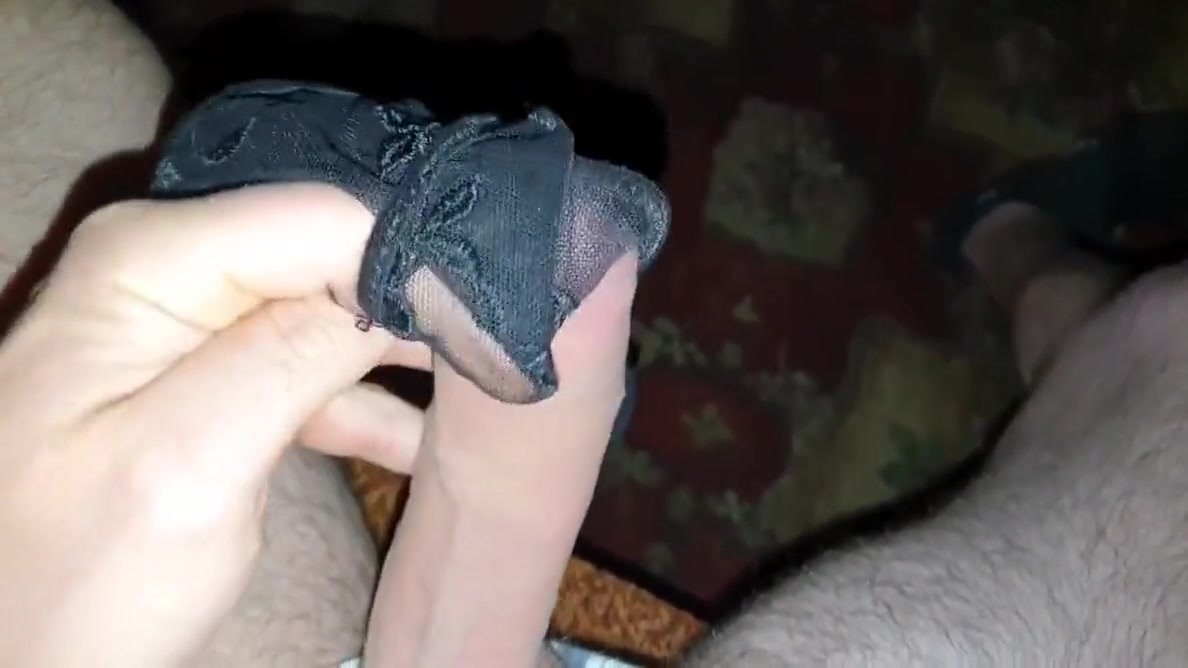 Jerking Off In Mommys Room And Cuming In Her Panties