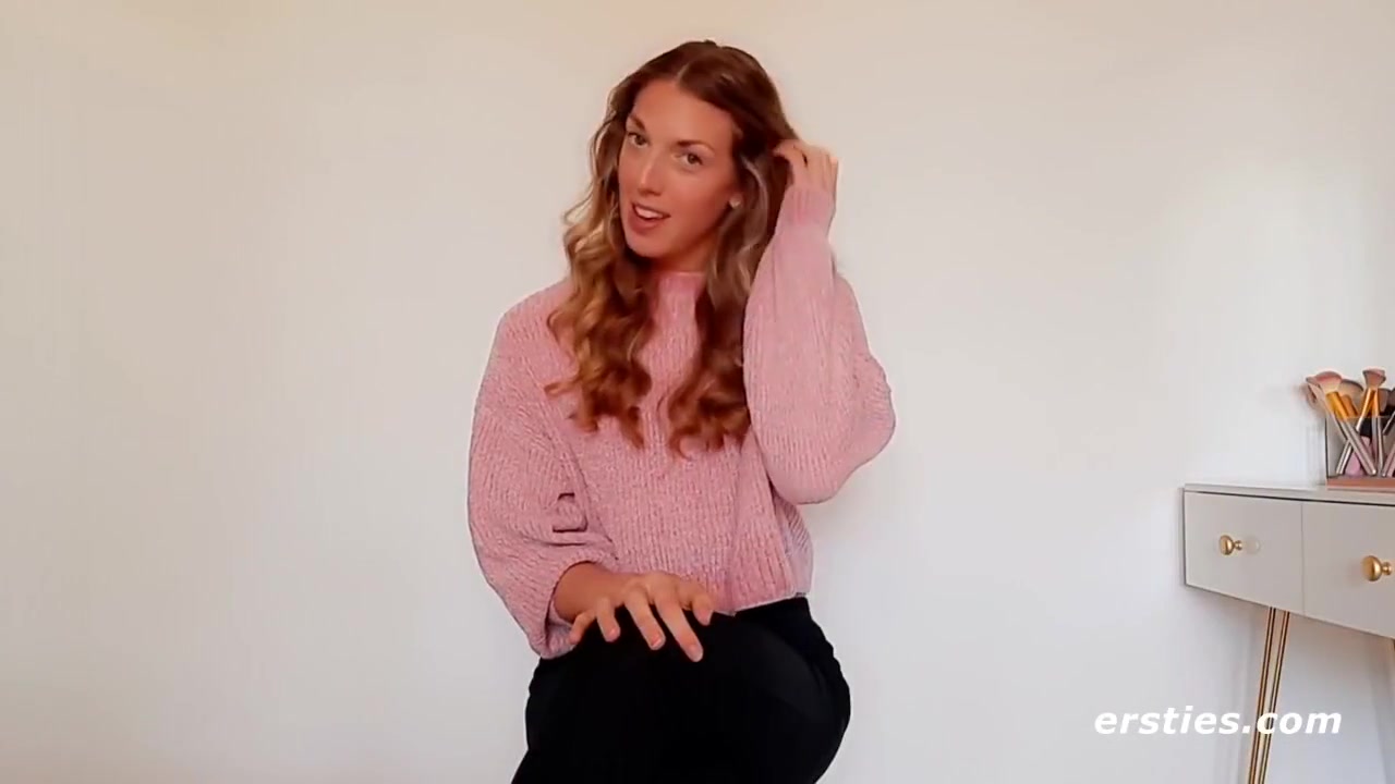 Sexy Babe Fingers Her Shaved Pussy