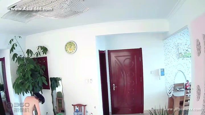 Hackers use the camera to remote monitoring of a lover's home life.225_2