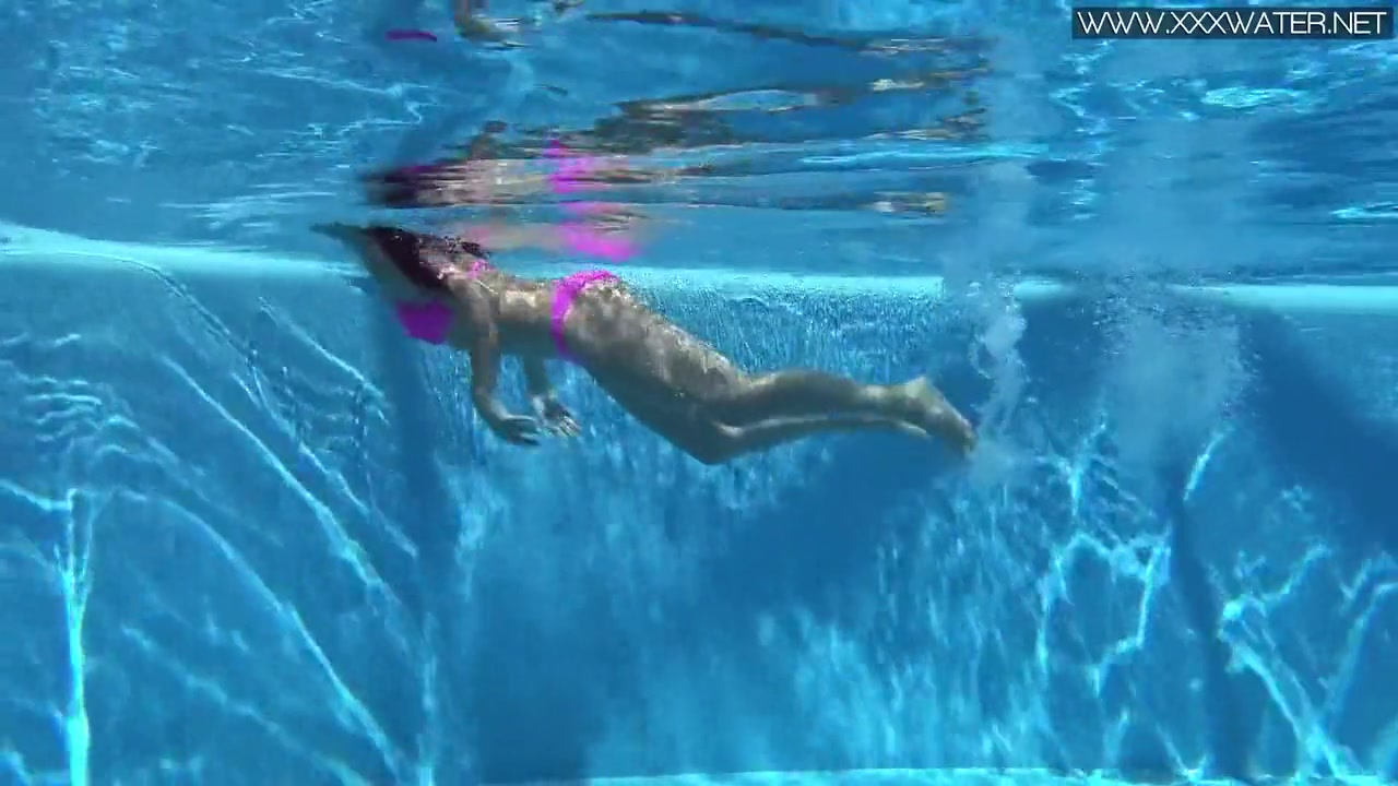 Swims Sexy Naked In The Pool With Jessica Lincoln