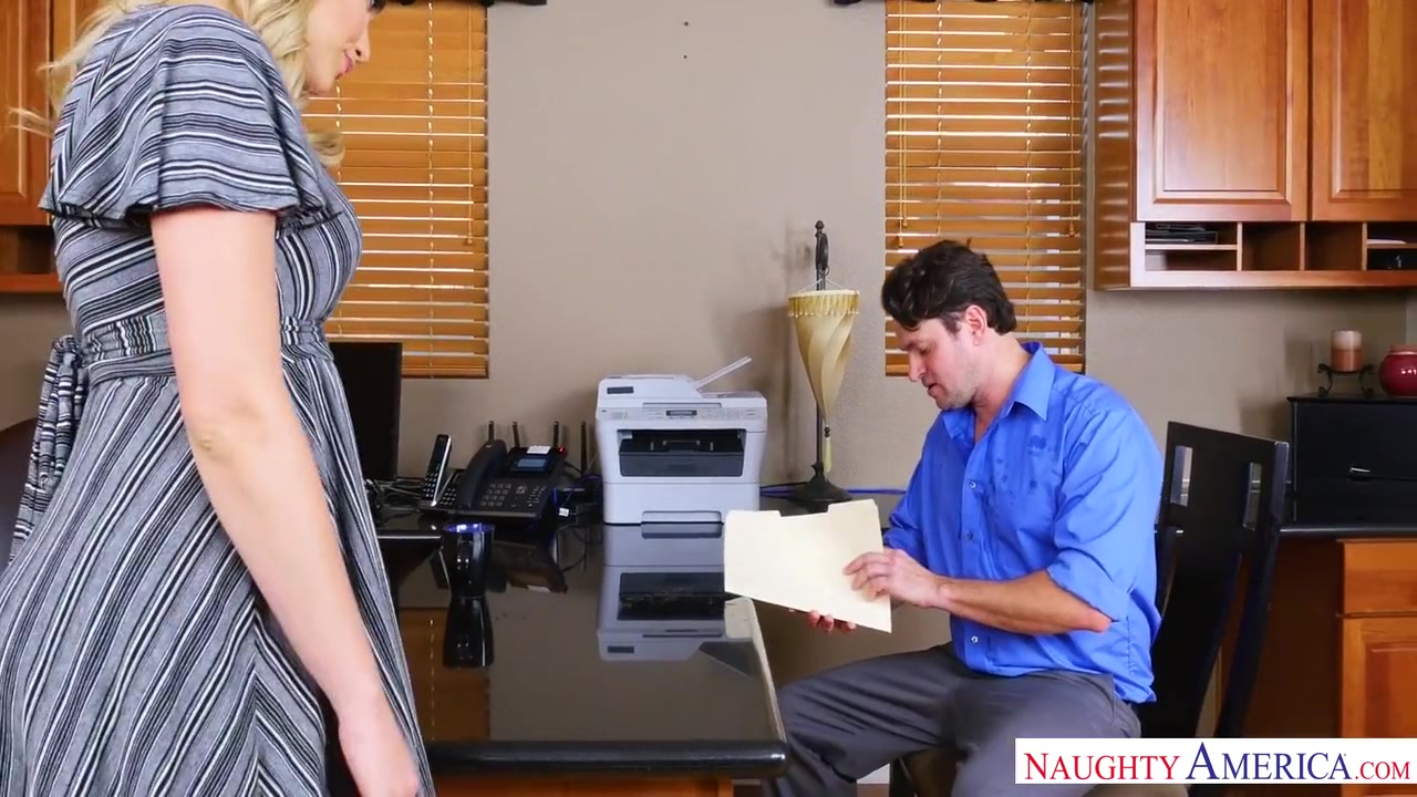 Seductive Office Boss Uses Her Pussy For Employee Retention With Mia Malkova