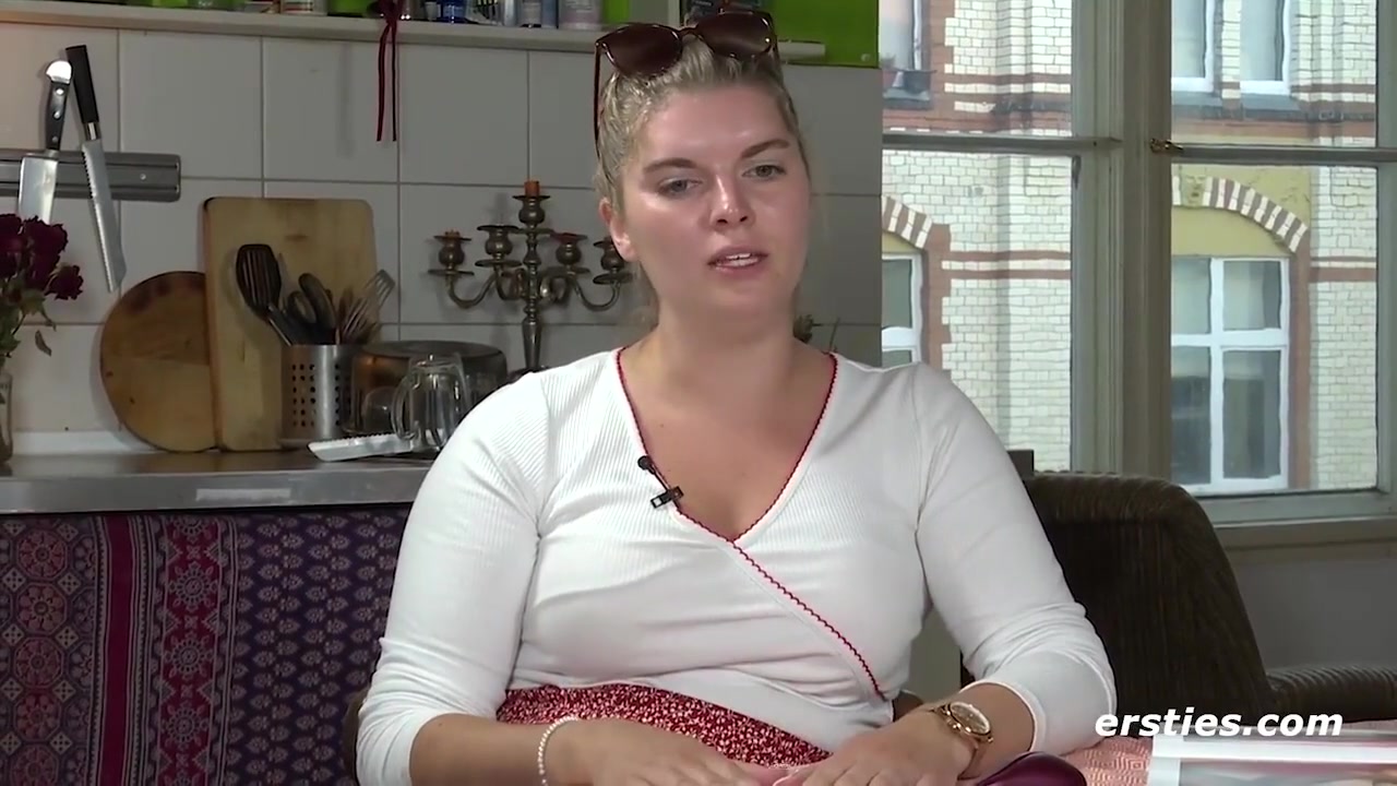 Blonde Halb-danin Natascha Fingert Sich Doggy Auf Dem Kuchentisch