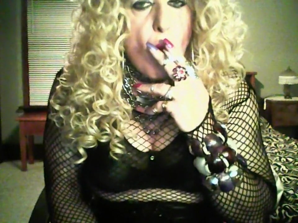 MzRoxy smoking fetish tranny
