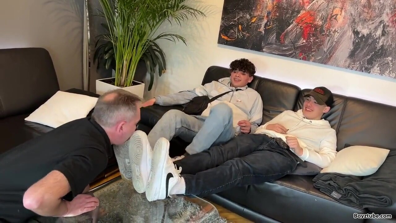 Teen sneaker masters boys