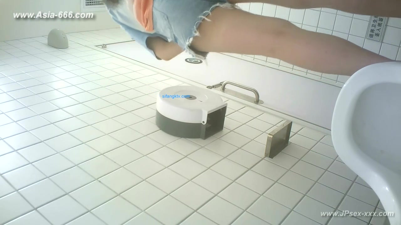 chinese girls go to toilet.***