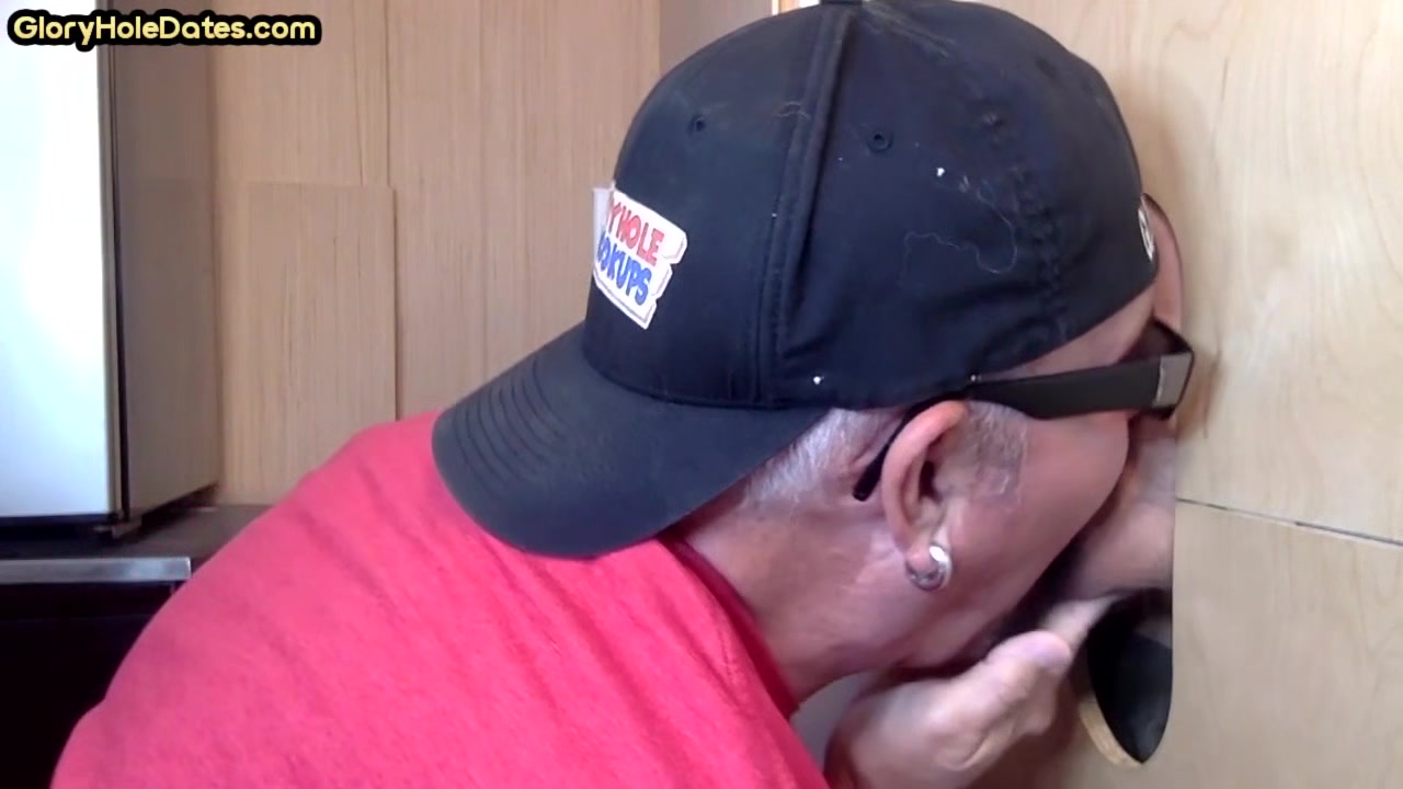 Cum loving gloryhole DILF sucks rod in BJ action at home
