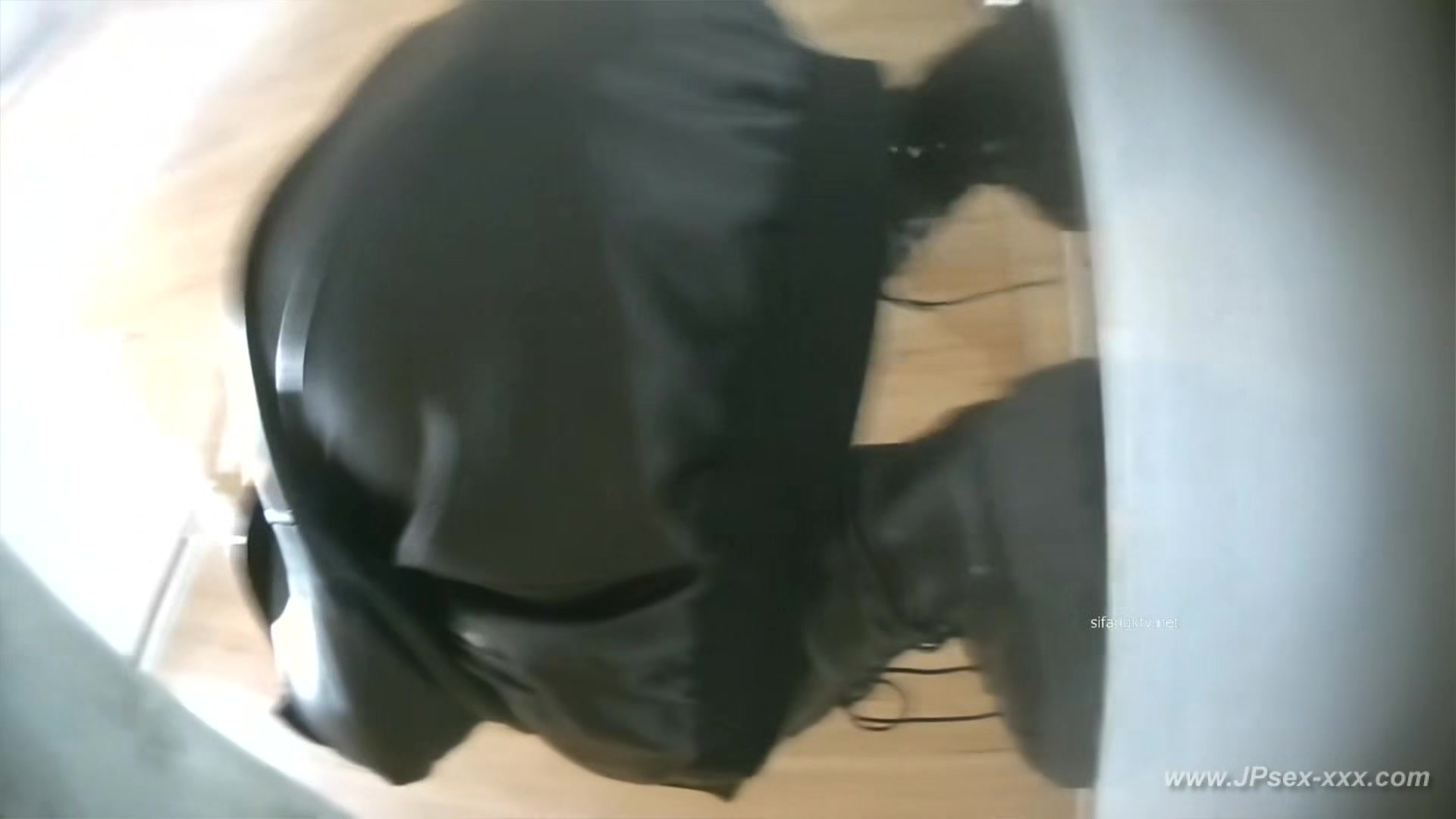 chinese girls go to toilet.319