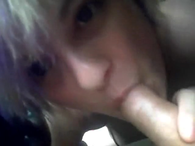 Tiny emo girl taking a schlong in her mouth in the car