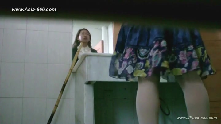 chinese girls go to toilet.66
