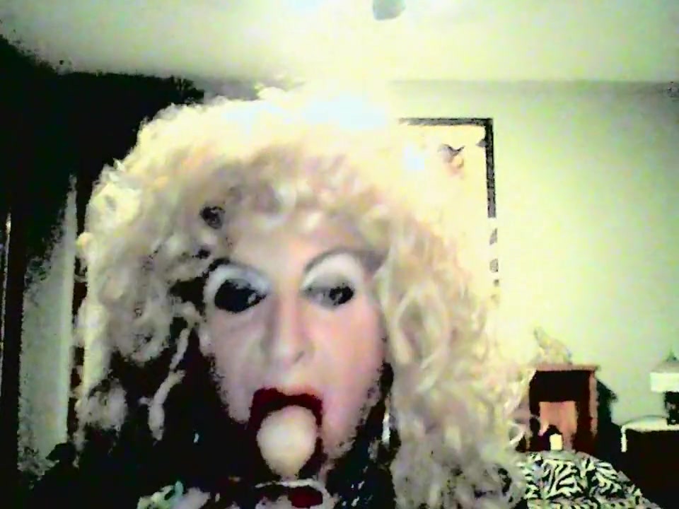 MzRoxy smoking fetish tranny