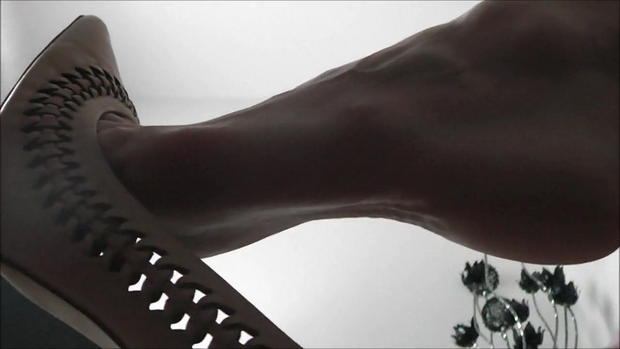 Raven Feels Her Feet - TacAmateurs