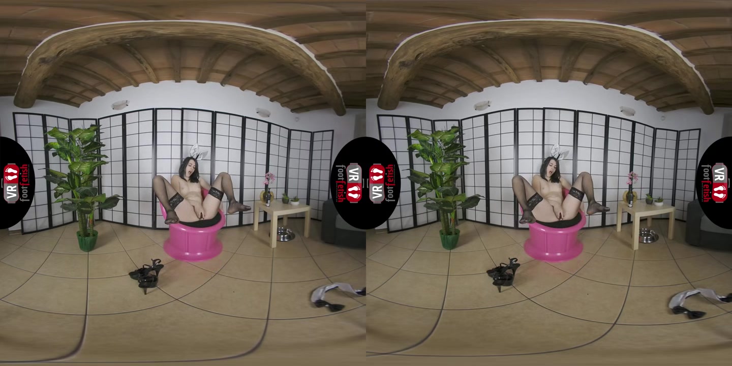 Big Ass Babe With An Amazing Ass Scarlett Enjoys Stuffing Her Dildo Deep Inside Her Shaved Muff In VR - VRFootFetish