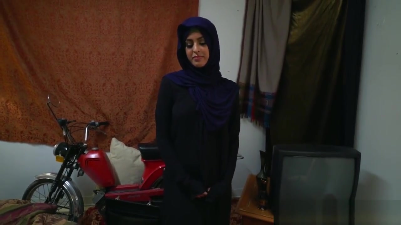 Hijab arab cocksucking before getting fucked