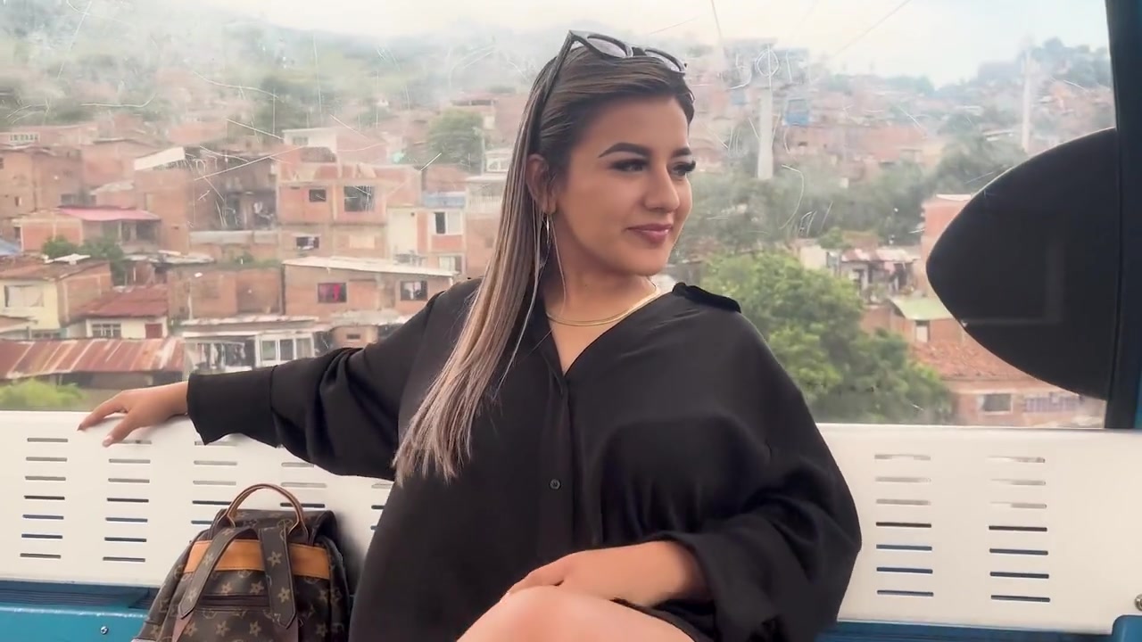 Follada Libre Al Mejor Amigo De Mi Hermanastro Mientras Paseamos En El Teleferico De Cali!