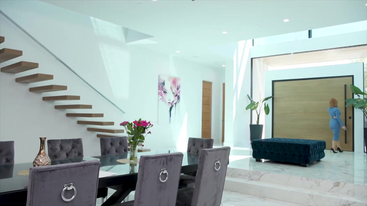Lola thought she was alone at home... - Jacquie et Michel TV