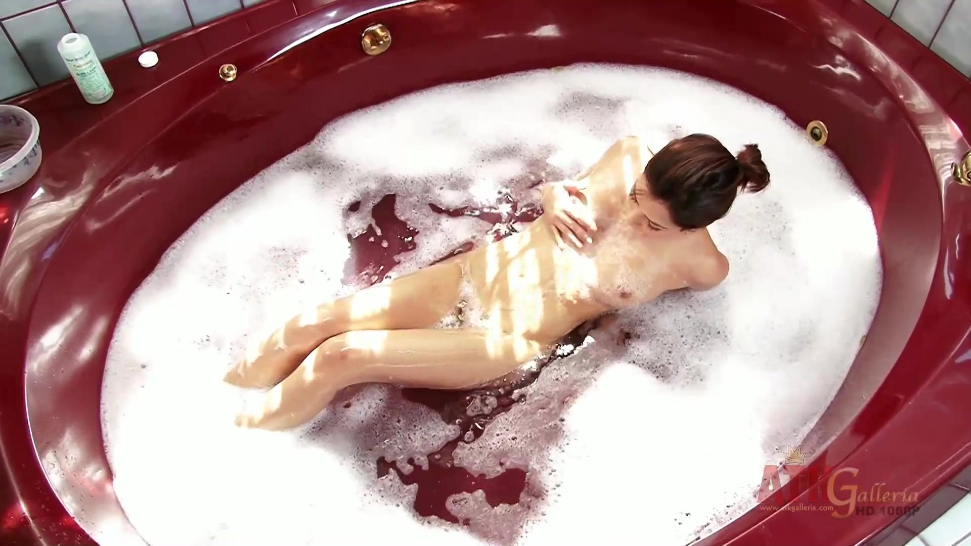 Adorable Cassie Lane teases in the bathtub