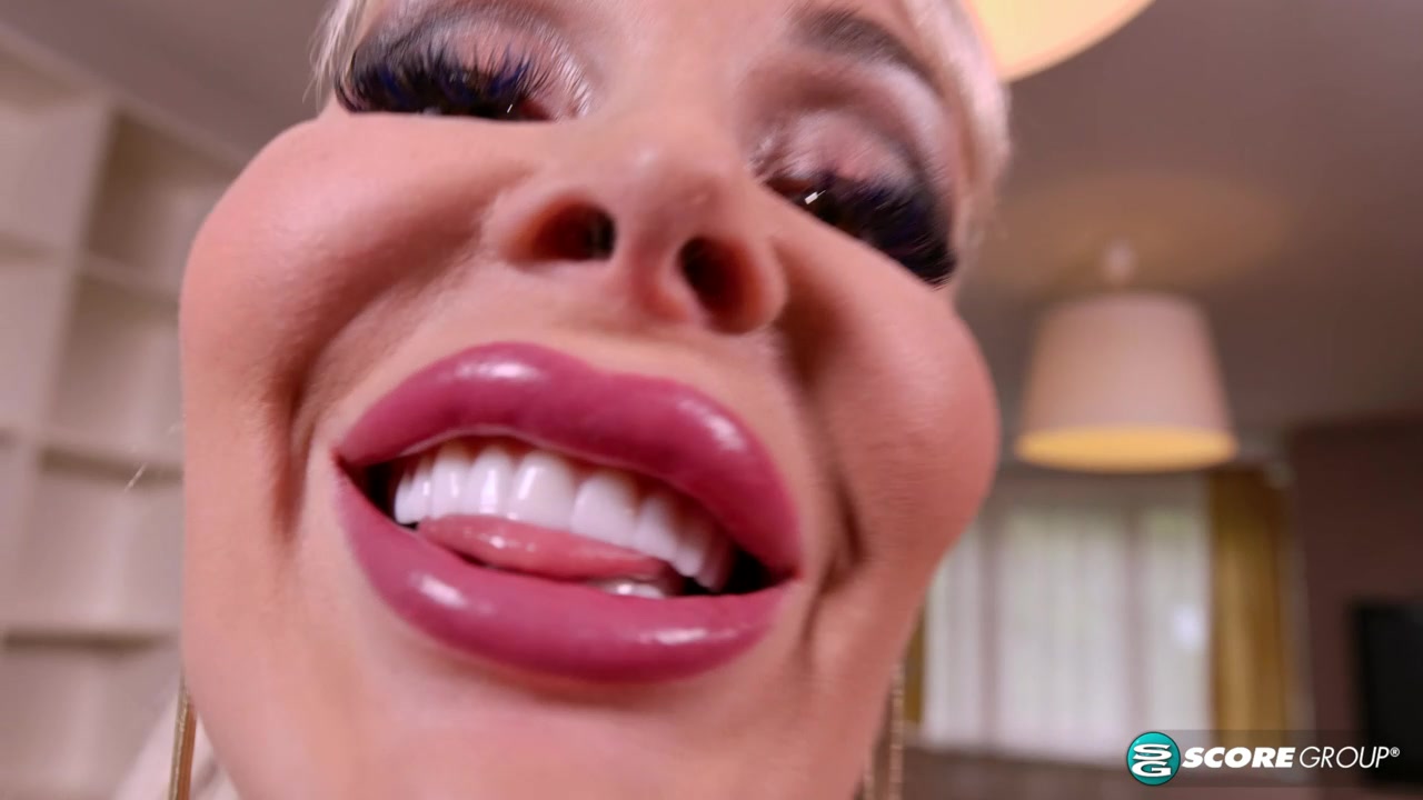 Blondie Bombshell: Sex Bomb Hits Scoreland