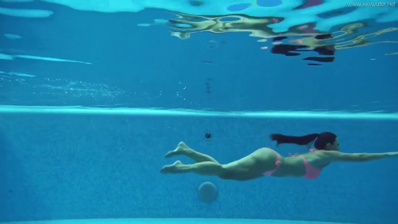 Hot Big Ass Euro Milf Sazan Underwater Erotics
