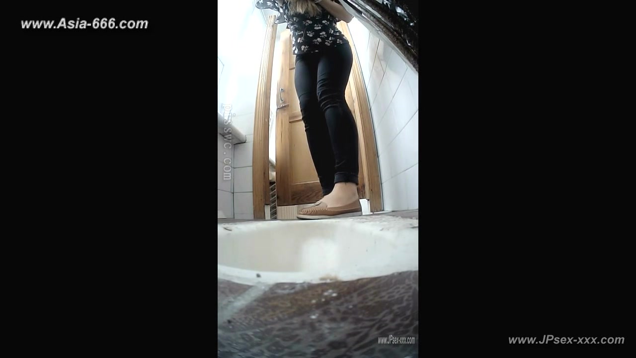 peeping blondes go to toilet.40