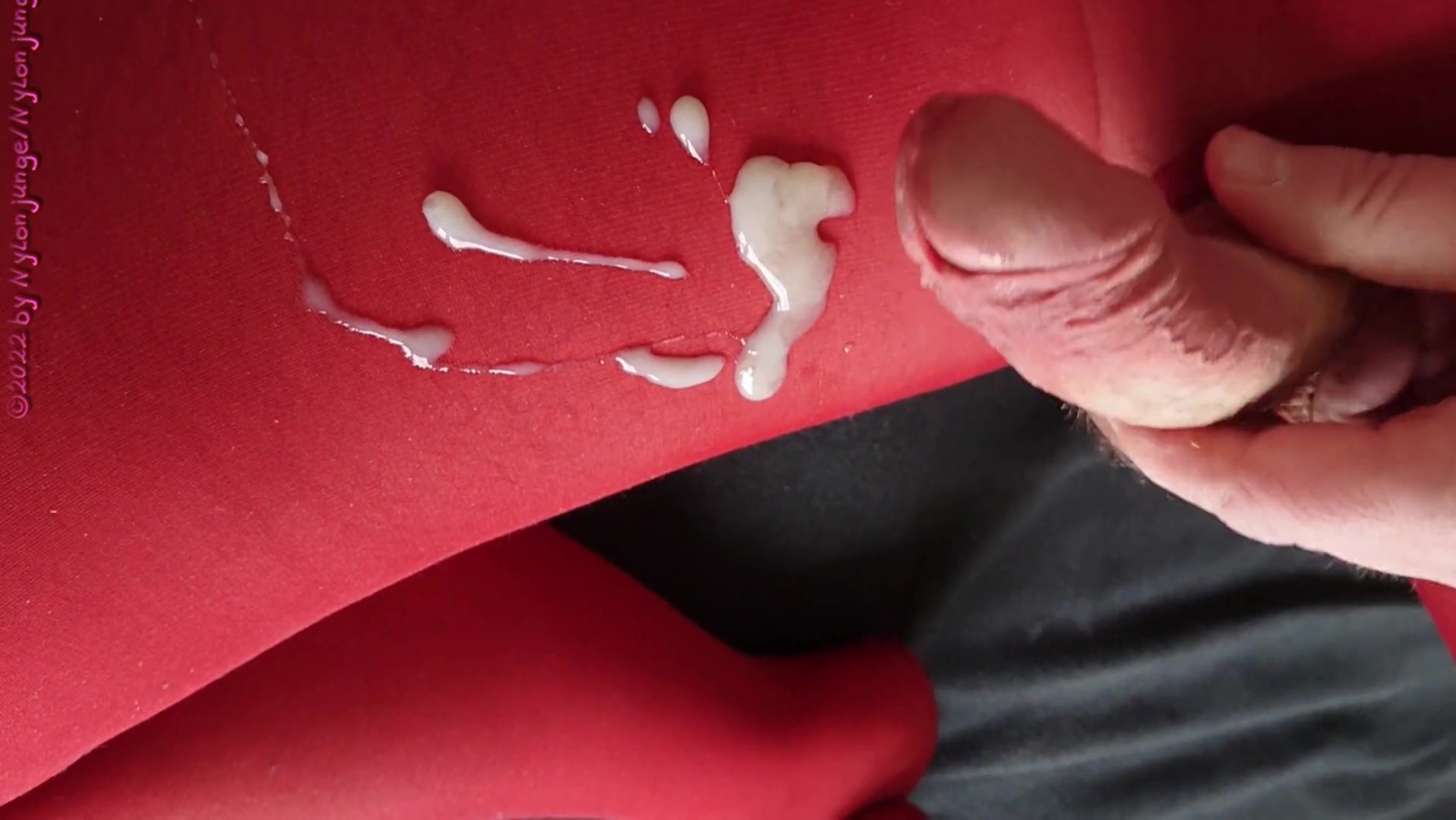 Nylonjunge Loves The Red Pantyhose 2 -masturbation