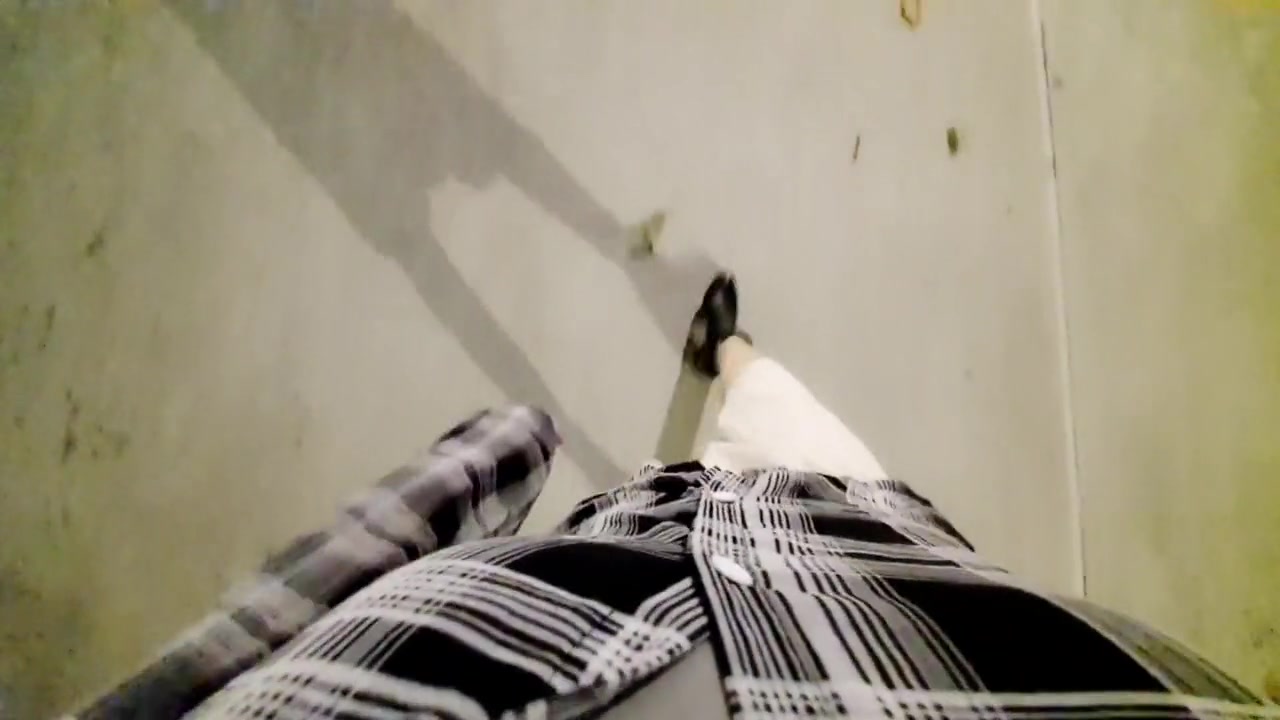 伪娘野外打飞机 羞愧的射在鞋上，穿着沾满精液的高跟鞋走在路上