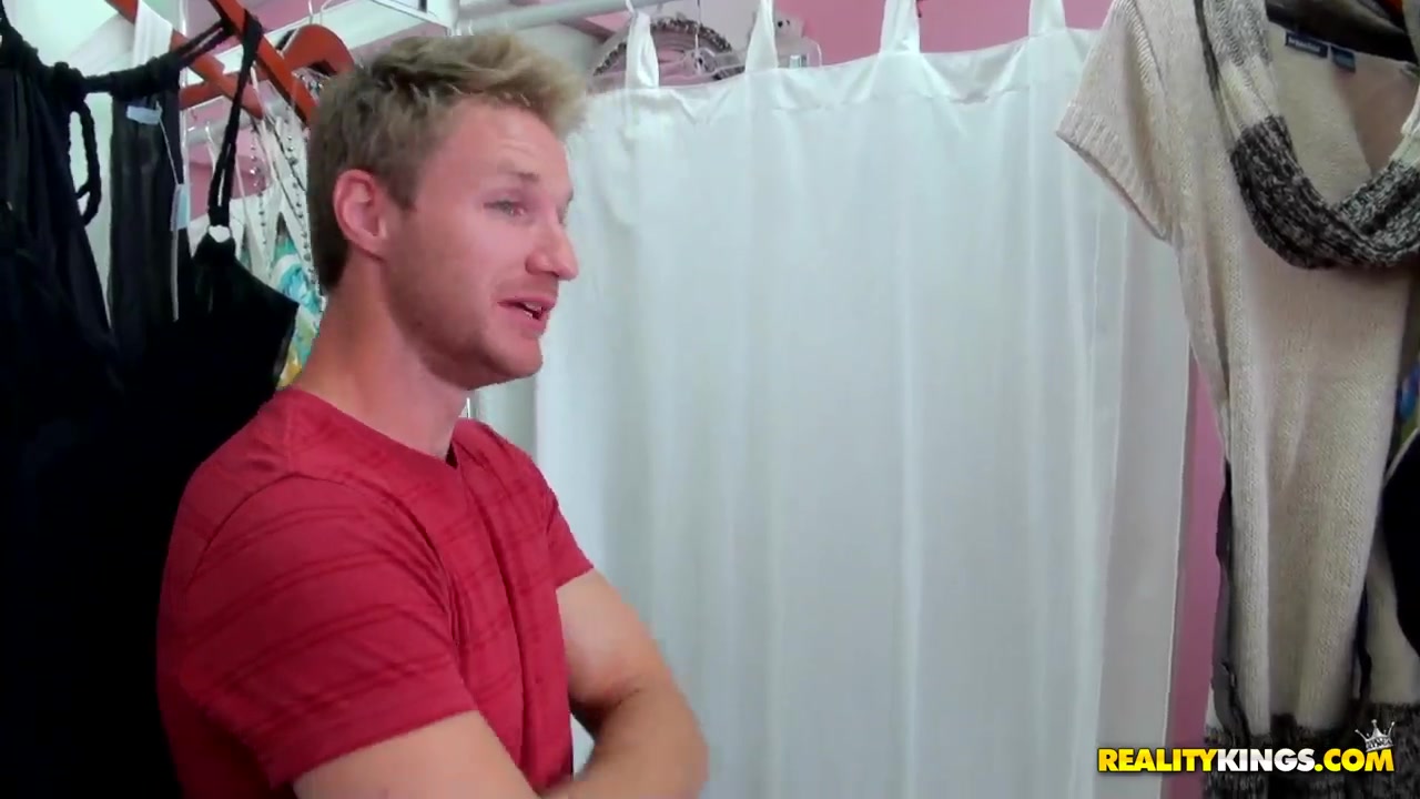 Mysterious brunette gives a pass to her vagina