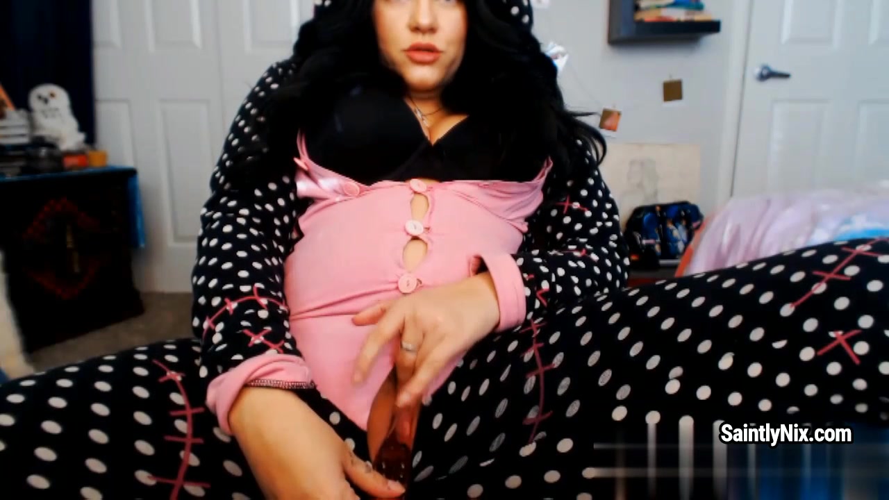 Fatty whore Saintly Nix plays with a glass dildo