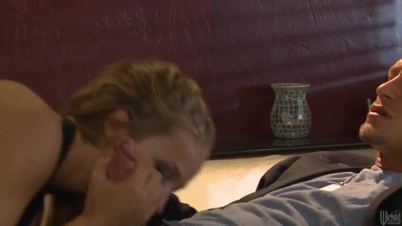 Blonde bitch Alyssa Branch loes big stiff cocks