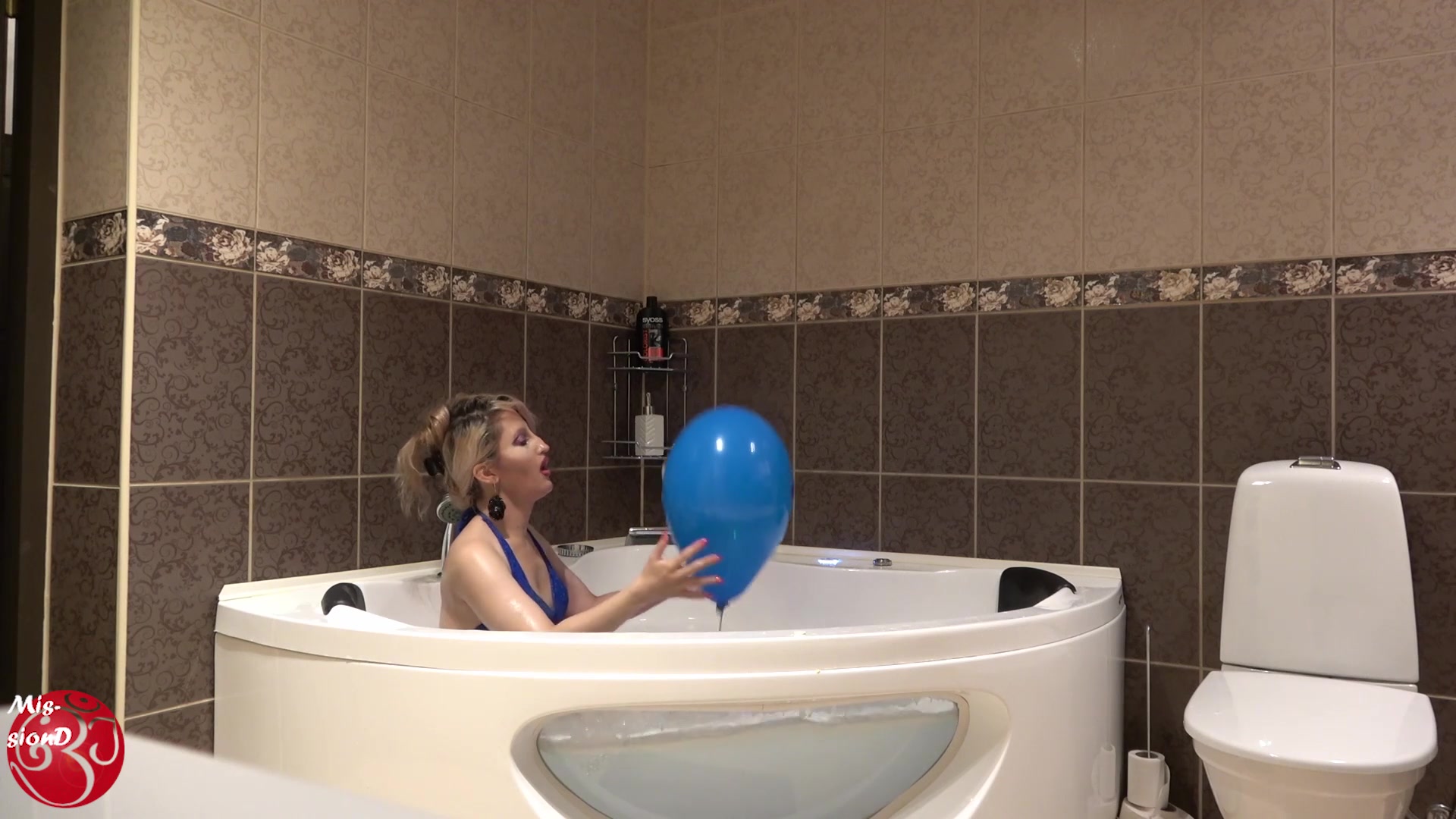 Bathtub With Bubbles And Balloon - Sex Movies Featuring Findom Goaldigger