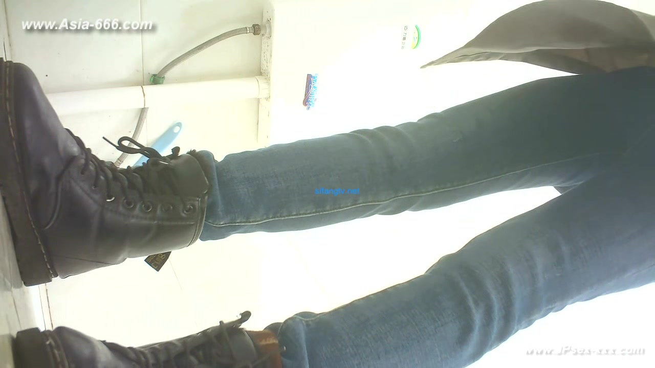 chinese girls go to toilet.***