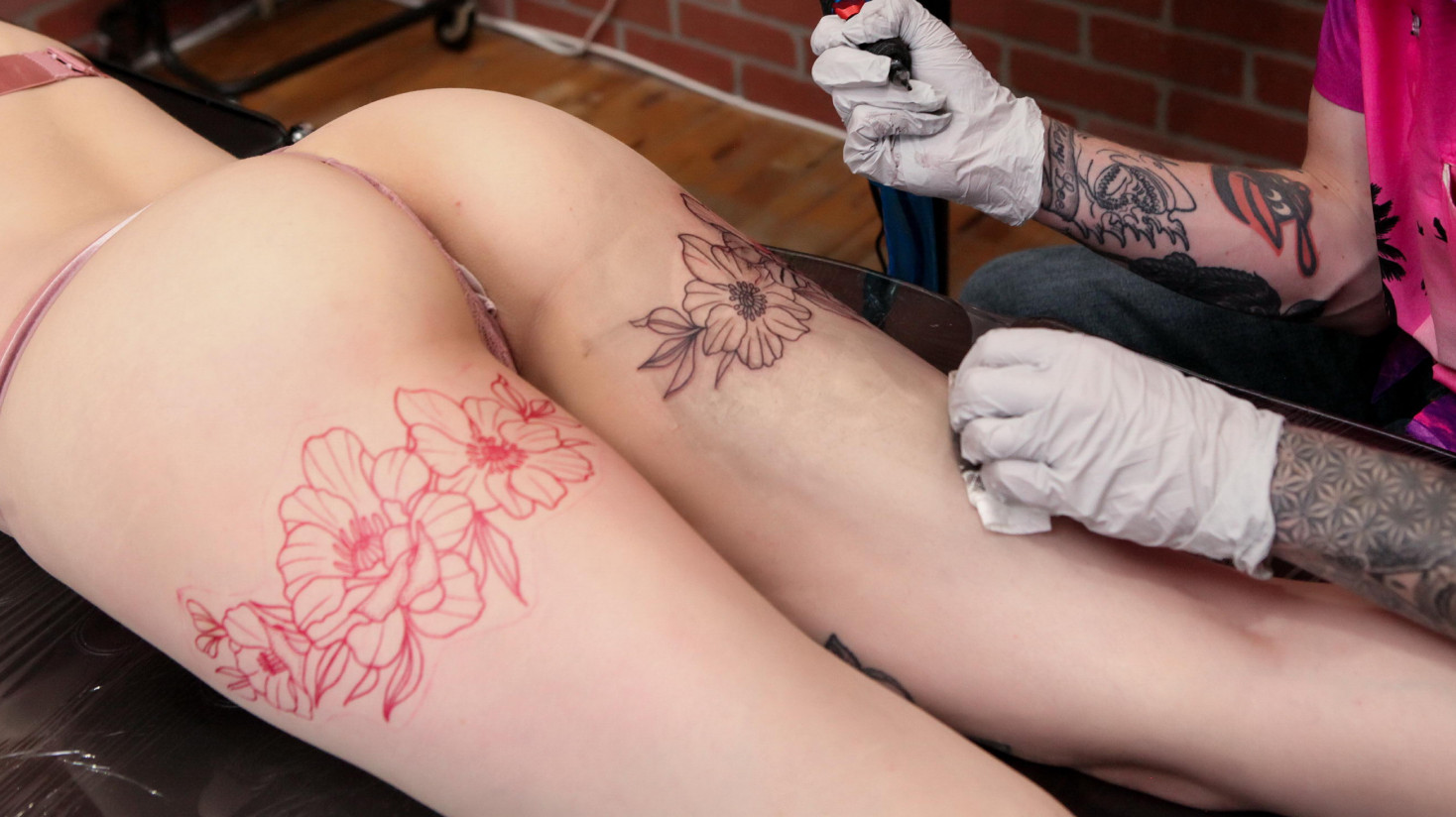 Hot Blonde Arielle Aquinas Gets Horny While Getting a Tattoo - AltErotic