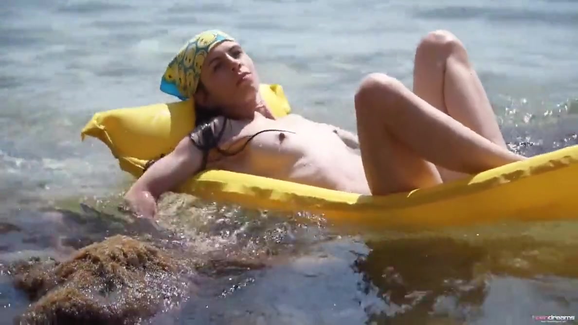 Sirena Milano In Masturbates On The Beach