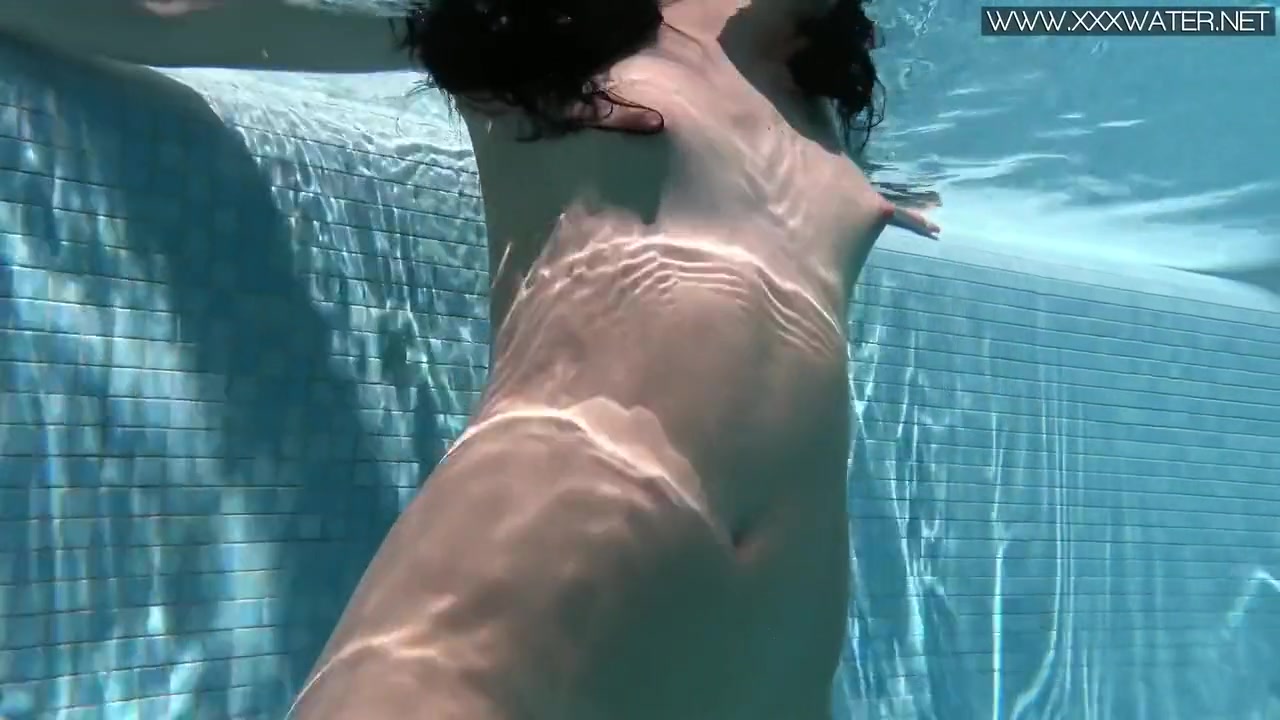 Jessica Lincoln In Cute Average Body Babe Jessica Swimming