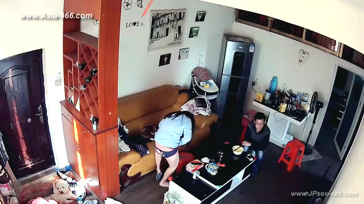 Hackers use the camera to remote monitoring of a lover's home life.250_2