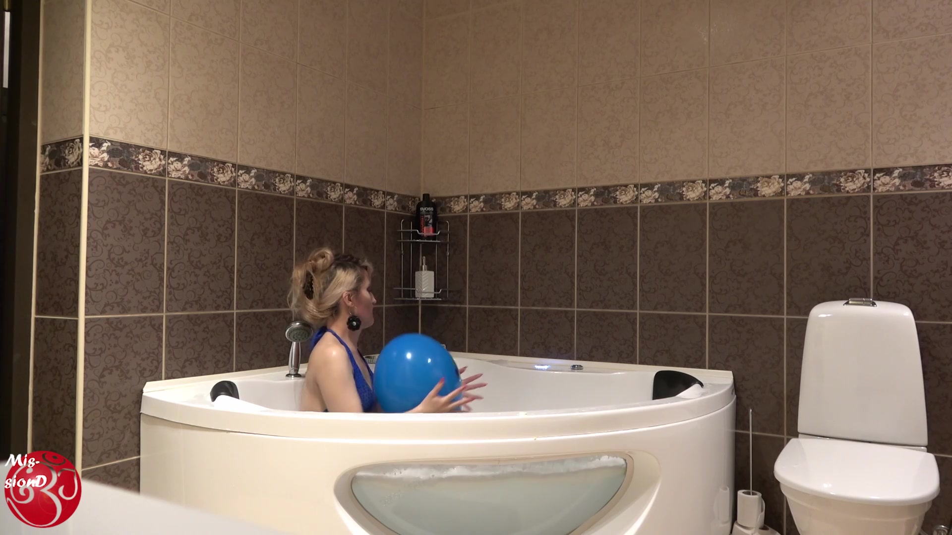 Bathtub With Bubbles And Balloon - Sex Movies Featuring Findom Goaldigger