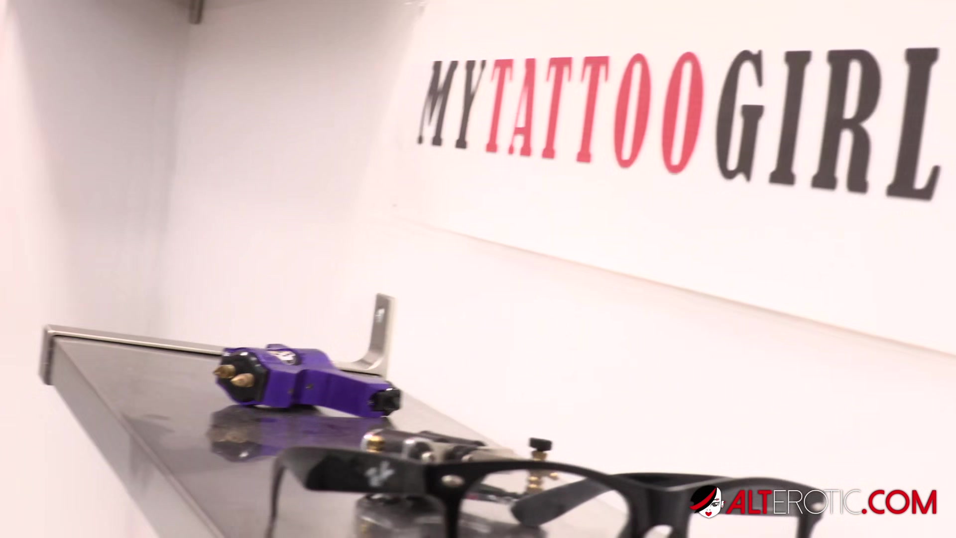 Leah Luv gets a new tattoo then a big dick in her ass