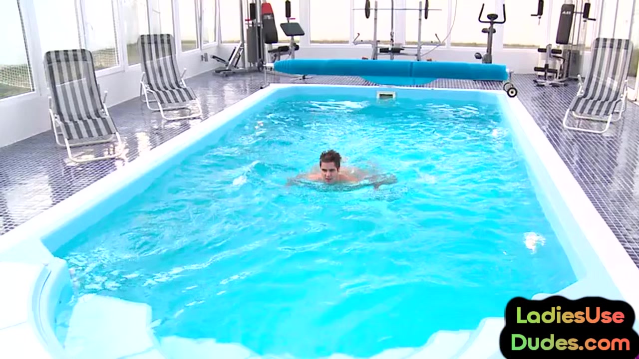 Pegging 21yo CFNM chicks fuck guy in swimming pool 3some
