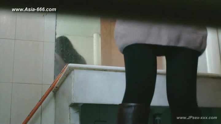 chinese girls go to toilet.71