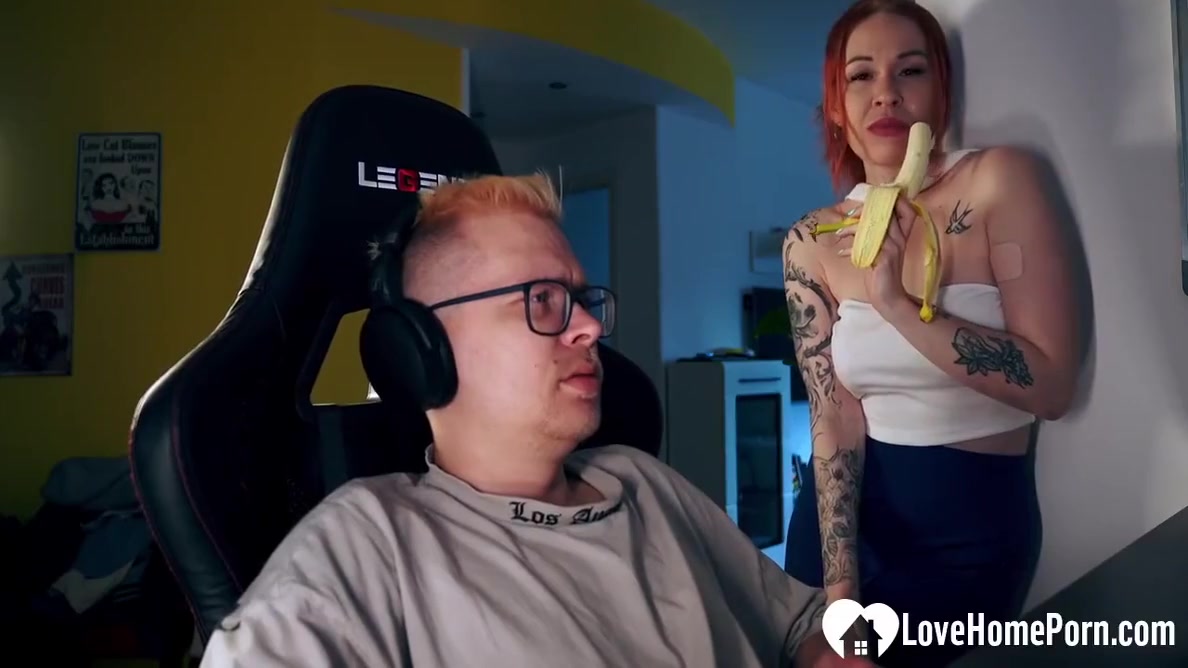 Distracting His Gaming With A Good Blowjob