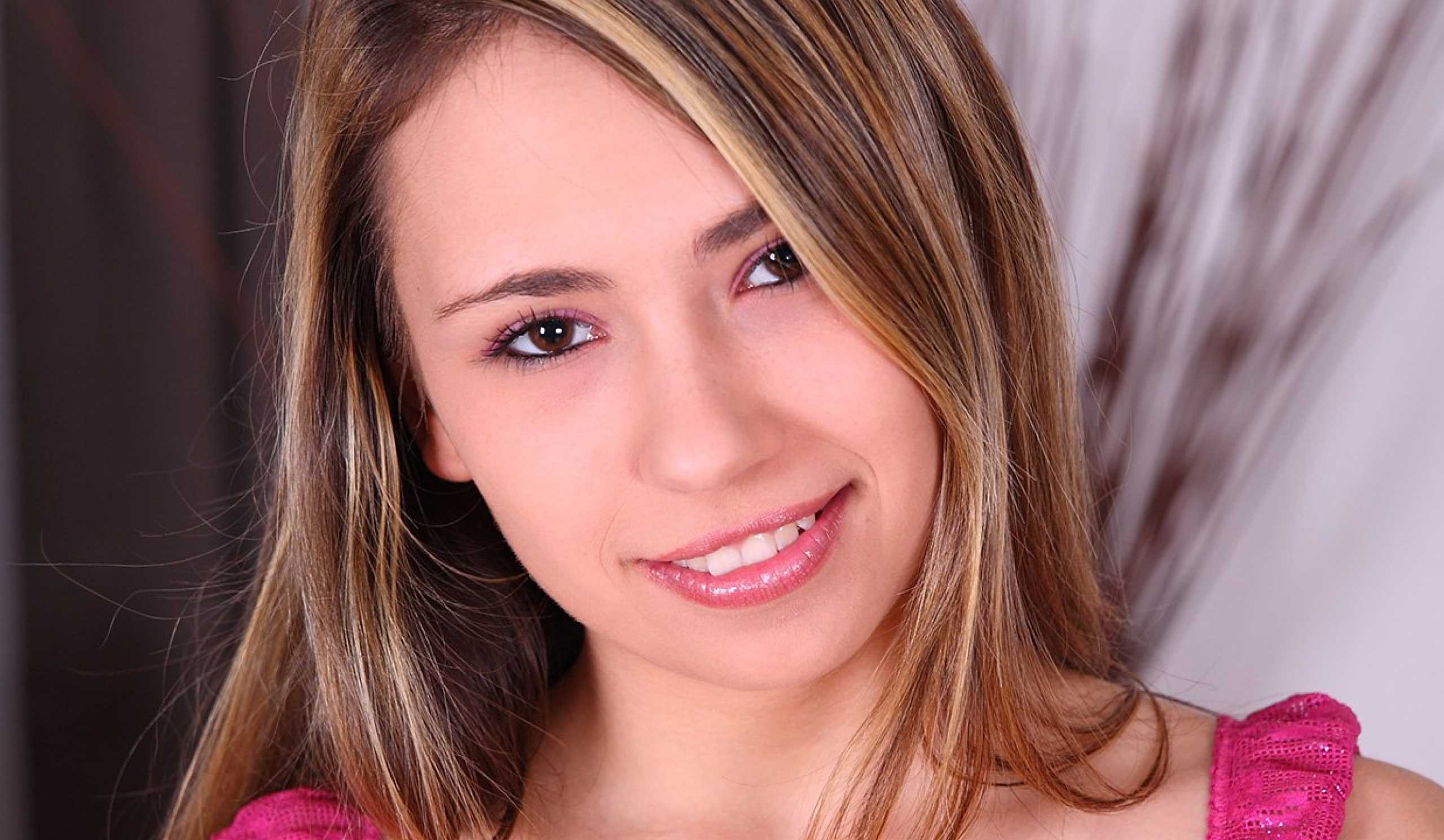 Chick Masturbating On Her Couch - Porncz