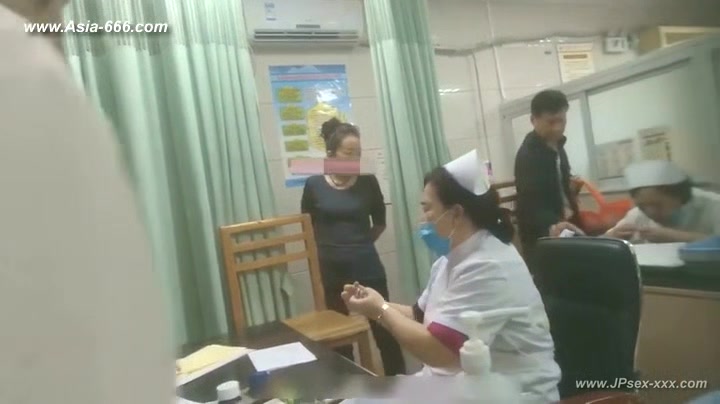 peeping chinese woman to go to the hospital for an injection.1