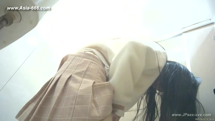 chinese girls go to toilet.***