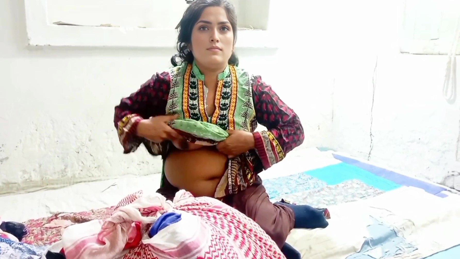 Purany Kapry Beachney Wali Ko Choda A Clothes Seller Came To My House I Lured Her And Fucked Her Ass